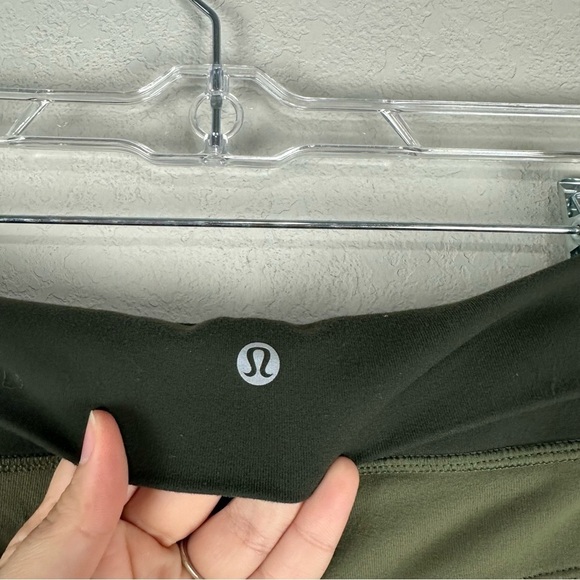 Lululemon Fatigue Gator Green Snakeprint Sunset Salutation Crop Leggings Size 6 - Picture 4 of 5